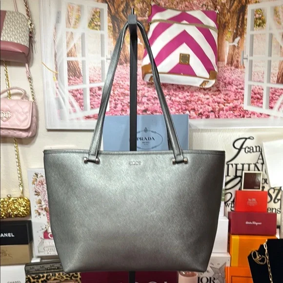 DKNY Elegant Silver Tote Bag - Picture 1 of 7